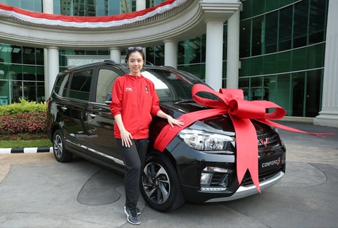 Atlet Wushu dari Indonesia Menerima Wuling Confero S (Foto: Wuling)