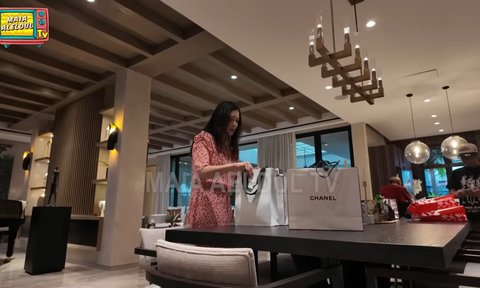 5 Potret Maia Estianty Ragu Bongkar Seserahan Untuk Alyssa Daguise dari Irwan Mussry, Berkali-kali Tegaskan Tak Kepo