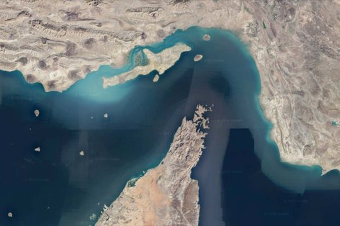 Citra satelit dari Google Earth memperlihatkan Selat Hormuz yang menjadi salah satu jalur laut paling vital di dunia.