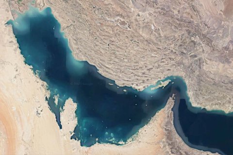 Iran mengancam akan menutup Selat Hormuz sebagai respons atas serangan yang dilancarkan Amerika Serikat terhadap tiga situs nuklirnya.