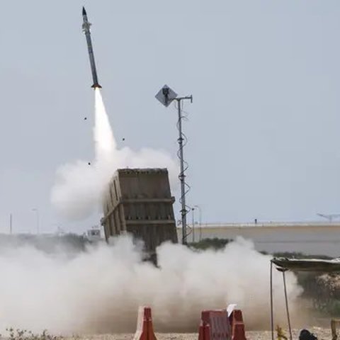 Seorang tentara Israel berlindung saat sistem pertahanan udara Iron Dome diluncurkan untuk mencegat roket yang ditembakkan dari Jalur Gaza di Ashkelon, Israel, 7 Agustus 2022. Israel telah me