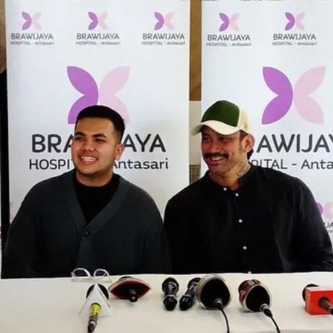 Kebahagiaan menyelimuti Tora Sudiro, yang dikaruniai cucu pertama dari putrinya, Azzahra Nabila Sudiro. Bayi laki-laki itu bernama Kanoadria Adenang Lubis.