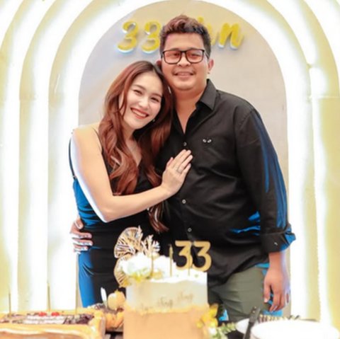 Heboh Pinggang Ayu Ting Ting Dirangkul Adik Ipar saat Foto Berdua, Dinilai Tak Etis & Ramai Hujatan Warganet