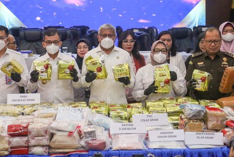 Kepala BNN RI Marthinus Hukom (tengah) bersama Menteri Pemberdayaan Perempuan dan Perlindungan Anak (PPPA) Arifah Fauzi (dua kanan) memperlihatkan barang bukti kasus narkoba di Kantor Pusat Bea Cukai, Jakarta Timur, Senin (23/6/2025).
