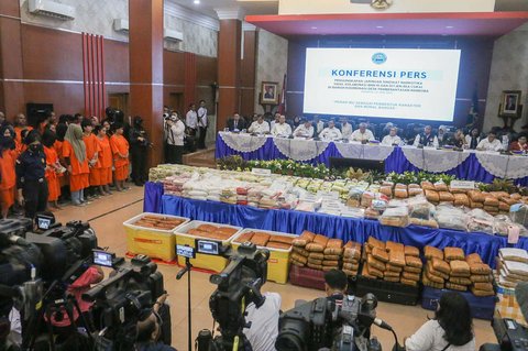 Kepala BNN RI Marthinus Hukom memberikan keterangan saat menggelar konferensi pers terkait kasus narkoba di Kantor Pusat Bea Cukai, Jakarta Timur, Senin (23/6/2025).