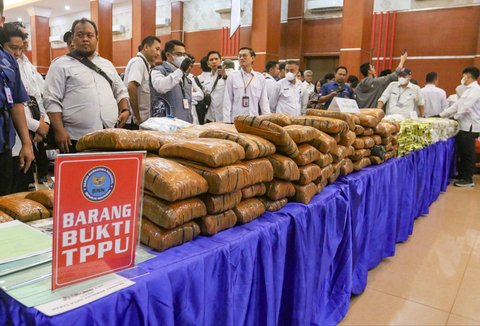Tumpukan barang bukti kasus narkoba di Kantor Pusat Bea Cukai, Jakarta Timur, Senin (23/6/2025).