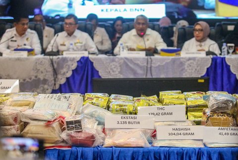 Kepala BNN RI Marthinus Hukom memberikan keterangan saat menggelar konferensi pers terkait kasus narkoba di Kantor Pusat Bea Cukai, Jakarta Timur, Senin (23/6/2025).