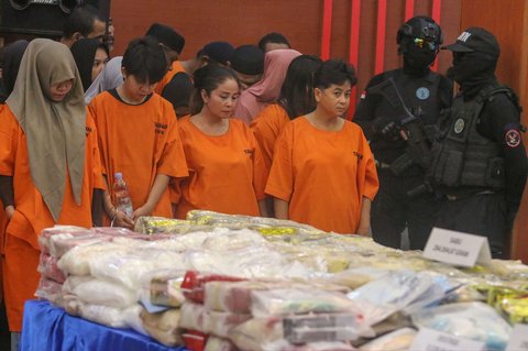 Sejumlah tersangka perempuan saat dihadirkan dalam konferensi pers pengungkapan kasus narkoba di Kantor Pusat Bea Cukai, Jakarta Timur, Senin (23/6/2025).