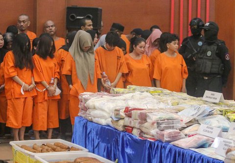 Sejumlah tersangka perempuan saat dihadirkan dalam konferensi pers pengungkapan kasus narkoba di Kantor Pusat Bea Cukai, Jakarta Timur, Senin (23/6/2025).