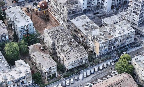 Pemandangan udara menunjukkan kerusakan parah bangunan akibat  serangan rudal Iran di Kota, di Bat Yam, Israel Minggu (15/06/2025).