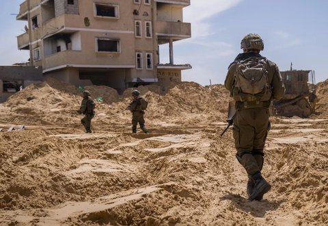 Tentara penjajah Israel melakukan operasi penghancuran di Tel Al-Sultan, Rafah, Gaza selatan.