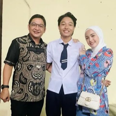 Meski berstatus sebagai ibu sambung, Adelia begitu dekat dengan Kiesha Alvaro, putra sulung Pasha dan Okie Agustina.
