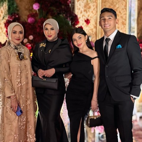 Potret Ariel Tatum Kondangan Bareng Marini Zumarnis, Calon Mantu dan Mertua Kompak - Kode Sudah Dapat Restu?