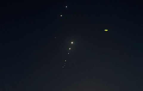 Sejumlah rudal pencegat meluncur ketika Iran melancarkan serangan yang menargetkan menargetkan pangkalan militer Amerika Serikat Al-Udeid di luar Doha, Qatar, pada 23 Juni 2025.