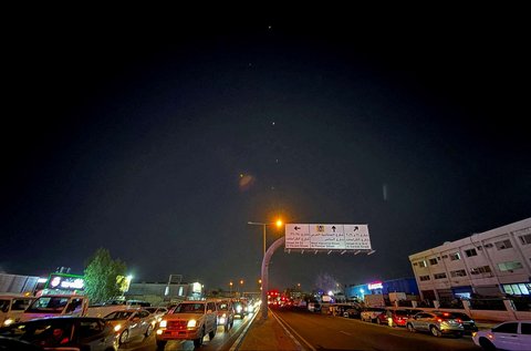 Sebuah rudal meledak di udara ketika Iran melancarkan serangan yang menargetkan menargetkan pangkalan militer Amerika Serikat Al-Udeid di luar Doha, Qatar, pada 23 Juni 2025.