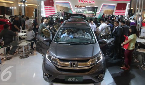 Pengunjung melakukan test drive Honda BR-V di Jakarta pada tanggal 2 Desember. Untuk wilayah Jakarta, harga Honda BR-V Type E Prestige CVT adalah Rp 261,5 juta, Type E MT Rp 236,5 juta, Type E CVT Rp 246,5 juta, dan Type S MT Rp 226,5 juta, semua harga tersebut merupakan harga on the road. (2/12). (Liputan6.com/Angga Yuniar)