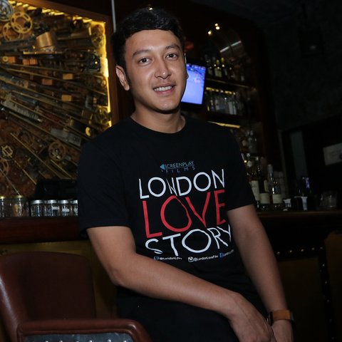 Aktor Dimas Anggara berpose usai jumpa pres rilis trailer londo love story di sebuah cafe bilangan scbd, jakarta. (Liputan6.com/Herman Zakharia)