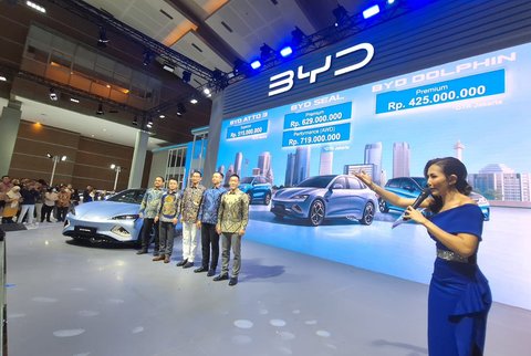 Pada IIMS 2024, BYD menginformasikan harga untuk tiga model mobil listriknya di Indonesia, yaitu Atto 3, Dolphin, dan Seal. (Liputan6.com/Arief Aszhari)