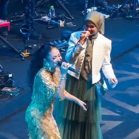 Potret Siti Nurhaliza Nyanyi Bareng Kris Dayanti (Foto: Instagram @krisdayantilemos)