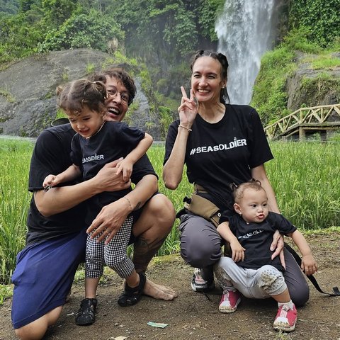 Potret Nadine Chandrawinata Ajak 2 Anaknya ke Curug, Kompak Sama Dimas Anggara