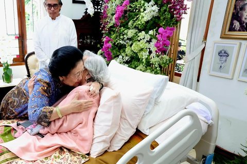 Spesial Megawati Dapat Potongan Kue Pertama, Pelukan Hangat Istri Jenderal Jujur Hoegeng Ultah ke-100