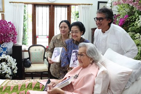 Spesial Megawati Dapat Potongan Kue Pertama, Pelukan Hangat Istri Jenderal Jujur Hoegeng Ultah ke-100