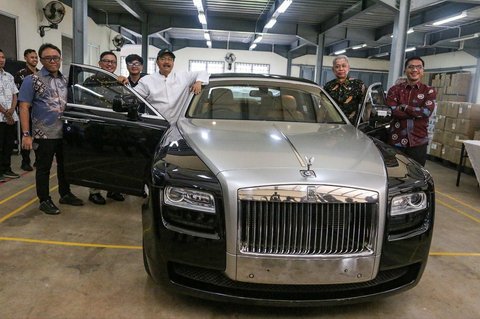 Menteri Sosial Saifullah Yusuf bersama Wakil Menteri Sosial Agus Jabo dan perwakilan pemenang lelang berpose dengan mobil mewah Rolls-Royce yang berhasil terjual senilai Rp2.539.957.000 dalam proses lelang terbuka di Gudang Kompleks Taman Makam Pahlawan Kalibata, Jakarta, Selasa (24/6/2025).
