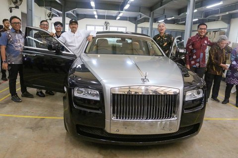 Menteri Sosial Saifullah Yusuf bersama Wakil Menteri Sosial Agus Jabo dan perwakilan pemenang lelang berpose dengan mobil mewah Rolls-Royce yang berhasil terjual senilai Rp2.539.957.000 dalam proses lelang terbuka di Gudang Kompleks Taman Makam Pahlawan Kalibata, Jakarta, Selasa (24/6/2025).