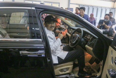 Menteri Sosial Saifullah Yusuf dan Wakil Menteri Sosial Agus Jabo berpose dengan mobil mewah Rolls-Royce yang berhasil terjual senilai Rp2.539.957.000 dalam proses lelang terbuka di Gudang Kompleks Taman Makam Pahlawan Kalibata, Jakarta, Selasa (24/6/2025).