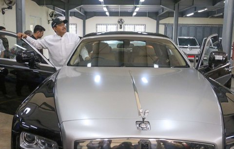 Menteri Sosial Saifullah Yusuf berpose dengan mobil mewah Rolls-Royce yang berhasil terjual senilai Rp2.539.957.000 dalam proses lelang terbuka di Gudang Kompleks Taman Makam Pahlawan Kalibata, Jakarta, Selasa (24/6/2025).