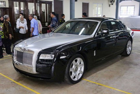 Mobil mewah Rolls-Royce yang berhasil terjual senilai Rp2.539.957.000 dalam proses lelang terbuka di Gudang Kompleks Taman Makam Pahlawan Kalibata, Jakarta, Selasa (24/6/2025).