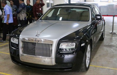 Mobil mewah Rolls-Royce yang berhasil terjual senilai Rp2.539.957.000 dalam proses lelang terbuka di Gudang Kompleks Taman Makam Pahlawan Kalibata, Jakarta, Selasa (24/6/2025).