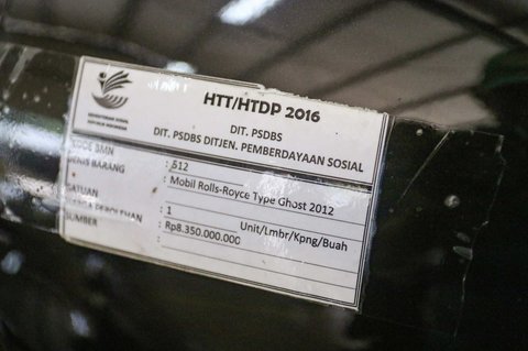 Mobil mewah Rolls-Royce yang berhasil terjual senilai Rp2.539.957.000 dalam proses lelang terbuka di Gudang Kompleks Taman Makam Pahlawan Kalibata, Jakarta, Selasa (24/6/2025).