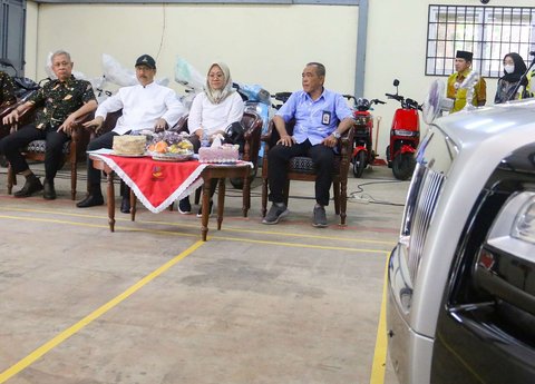 Menteri Sosial Saifullah Yusuf bersama Wakil Menteri Sosial Agus Jabo dan perwakilan pemenang lelang mobil mewah Rolls-Royce di Gudang Kompleks Taman Makam Pahlawan Kalibata, Jakarta, Selasa (24/6/2025).