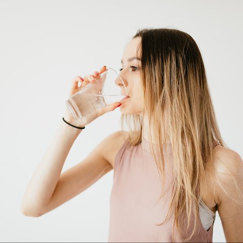 Ilustrasi Minum Air