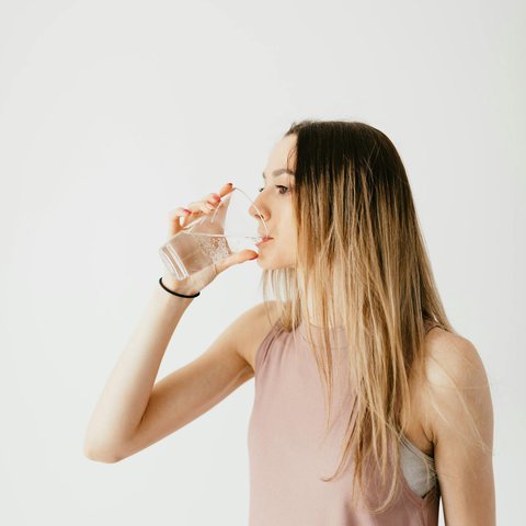 Ilustrasi Minum Air