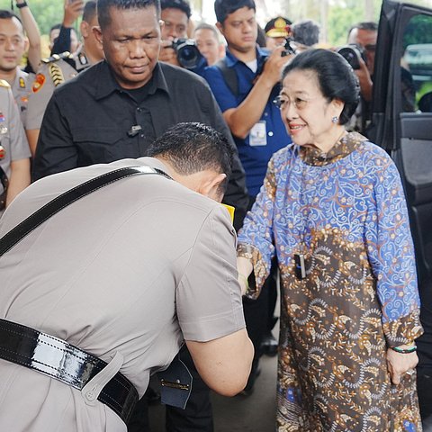 Momen Kapolri Cium Tangan Megawati Saat Sowan ke Rumah Istri Hoegeng