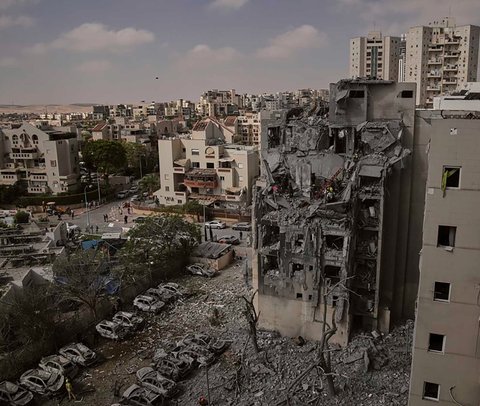 Petugas Layanan Darurat Israel  memeriksa kerusakan yang terjadi pada sebuah bangunan akibat serangan rudal Iran di Beersheba, Israel selatan, Selasa (24/06/2025).