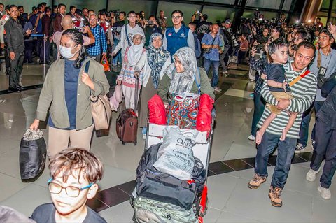 Sejumlah Warga Negara Indonesia (WNI) berjalan keluar terminal setibanya dari Iran di Terminal 3 Bandara Soekarno Hatta, Selasa (24/06/2025).