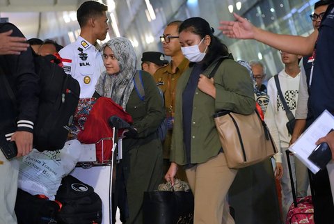 Sejumlah Warga Negara Indonesia (WNI) berjalan keluar terminal setibanya dari Iran di Terminal 3 Bandara Soekarno Hatta, Selasa (24/06/2025).