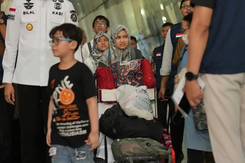Sejumlah Warga Negara Indonesia (WNI) berjalan keluar terminal setibanya dari Iran di Terminal 3 Bandara Soekarno Hatta, Selasa (24/06/2025).