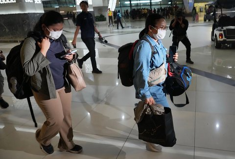 Sejumlah Warga Negara Indonesia (WNI) berjalan keluar terminal setibanya dari Iran di Terminal 3 Bandara Soekarno Hatta, Selasa (24/06/2025).