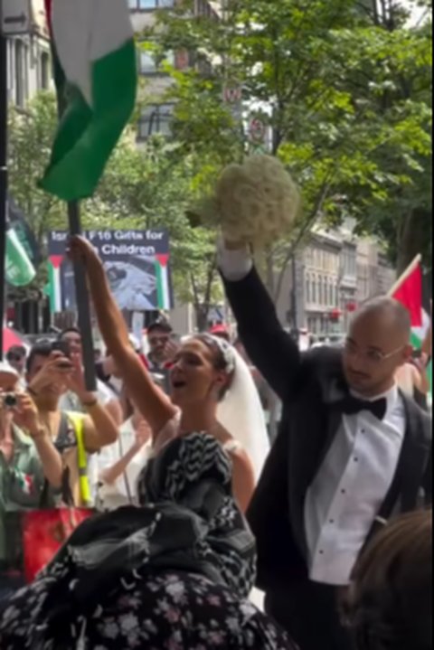 Pasangan Pengantin Turun ke Jalan Ikut Demo Bela Palestina,
