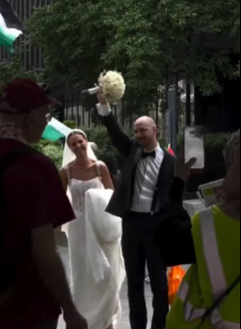 Pasangan Pengantin Turun ke Jalan Ikut Demo Bela Palestina,