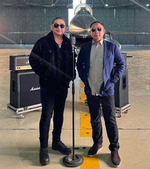 Gaya Keren Panglima TNI Pose Bareng Pasha Ungu, Penampilannya Bak Anak Band