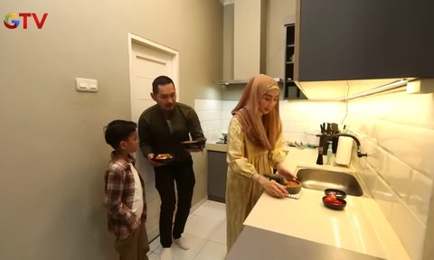 5 Potret Dapur Mungil Desy Ratnasari Kental Nuansa Monokrom, Perabotan Kulkas Hingga Oven Ada di Ruang Makan