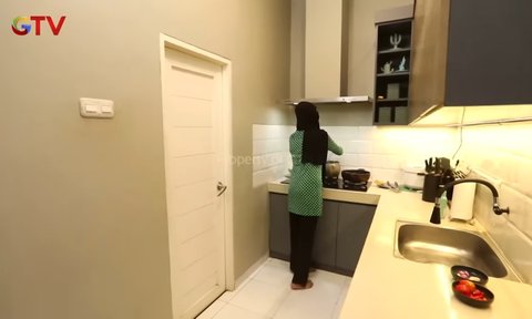 5 Potret Dapur Mungil Desy Ratnasari Kental Nuansa Monokrom, Perabotan Kulkas Hingga Oven Ada di Ruang Makan