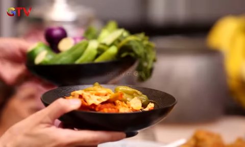 5 Potret Dapur Mungil Desy Ratnasari Kental Nuansa Monokrom, Perabotan Kulkas Hingga Oven Ada di Ruang Makan