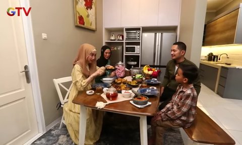 5 Potret Dapur Mungil Desy Ratnasari Kental Nuansa Monokrom, Perabotan Kulkas Hingga Oven Ada di Ruang Makan