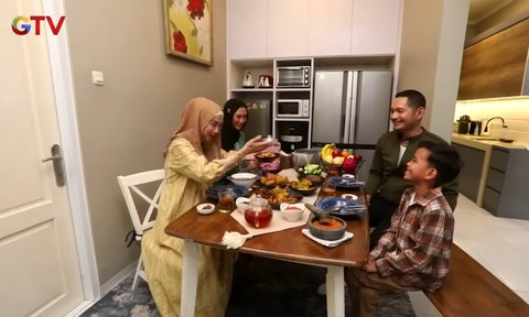 5 Potret Dapur Mungil Desy Ratnasari Kental Nuansa Monokrom, Perabotan Kulkas Hingga Oven Ada di Ruang Makan